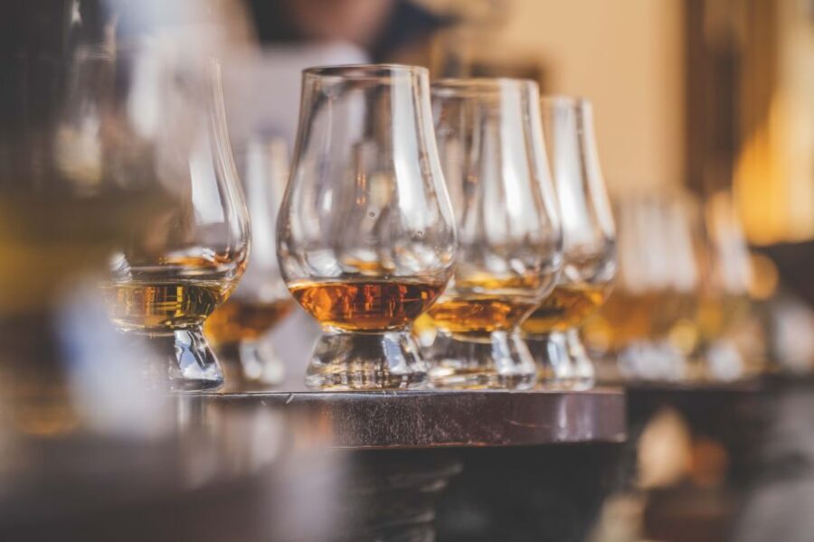 Edinburgh: Guided Whisky Tasting & Walking Tour - Who this Edinburgh whisky walk suits best