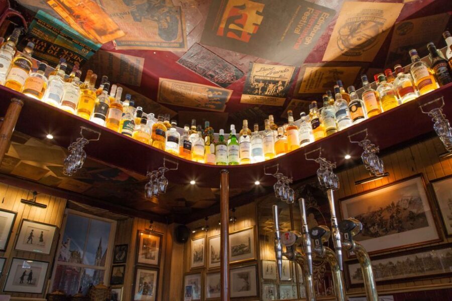 Edinburgh: Guided Whisky Tasting & Walking Tour - The walking route: Old Town alleys to New Town garden squares