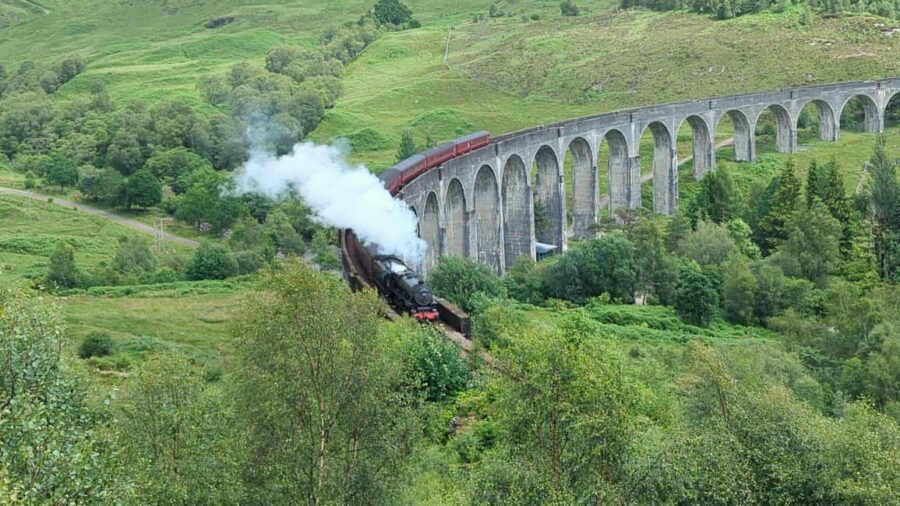 Edinburgh: Harry Potter, Glenfinnan Viaduct & Highland Tour - Luss on Loch Lomond: your first dose of postcard Scotland