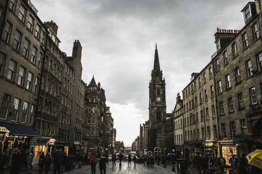 Edinburgh: Harry Potter Tour & Amazing Illusions Experience - Old Town and Greyfriars Kirkyard: the mood shifts on purpose
