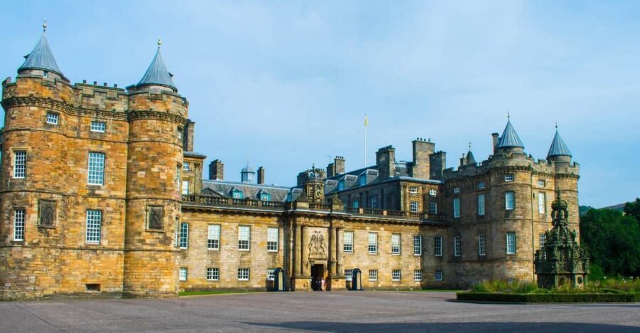 Edinburgh: Harry Potter Tour & Palace of Holyrood Entry - Waverley Station and Old College: why these landmarks fit the wizard vibe