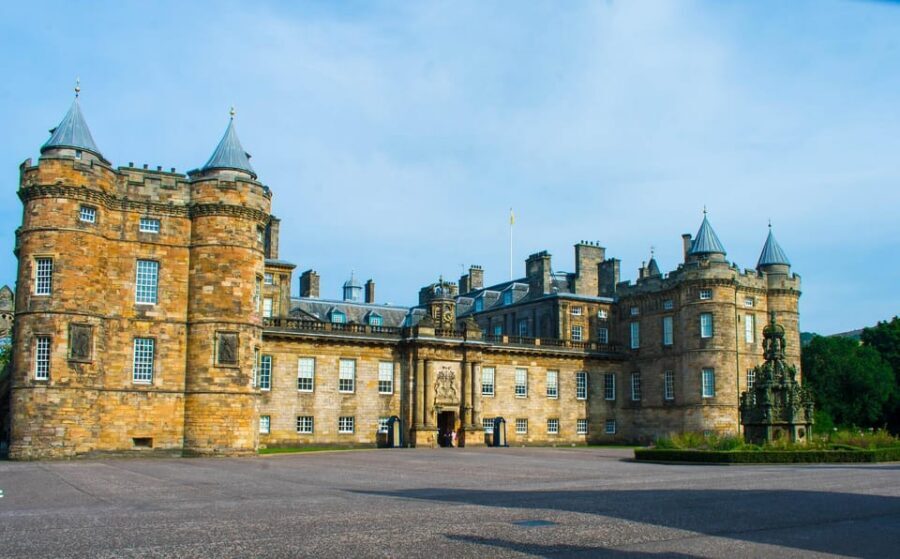 Edinburgh: Harry Potter Tour & Palace of Holyrood Entry - Ending near Edinburgh City Chambers: Rowling’s imprint in plain sight