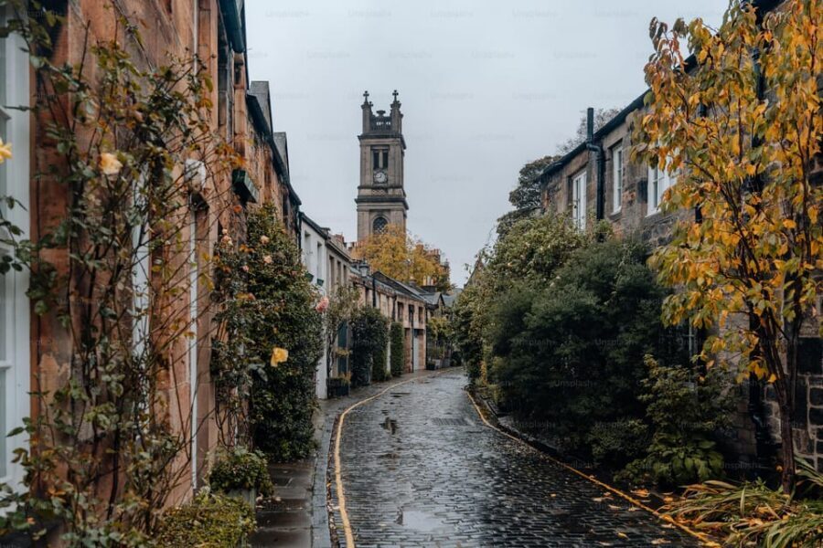 Edinburgh: Harry Potter Walking Tour with Dungeon Entry - Edinburgh New Town: the city’s contrast matters