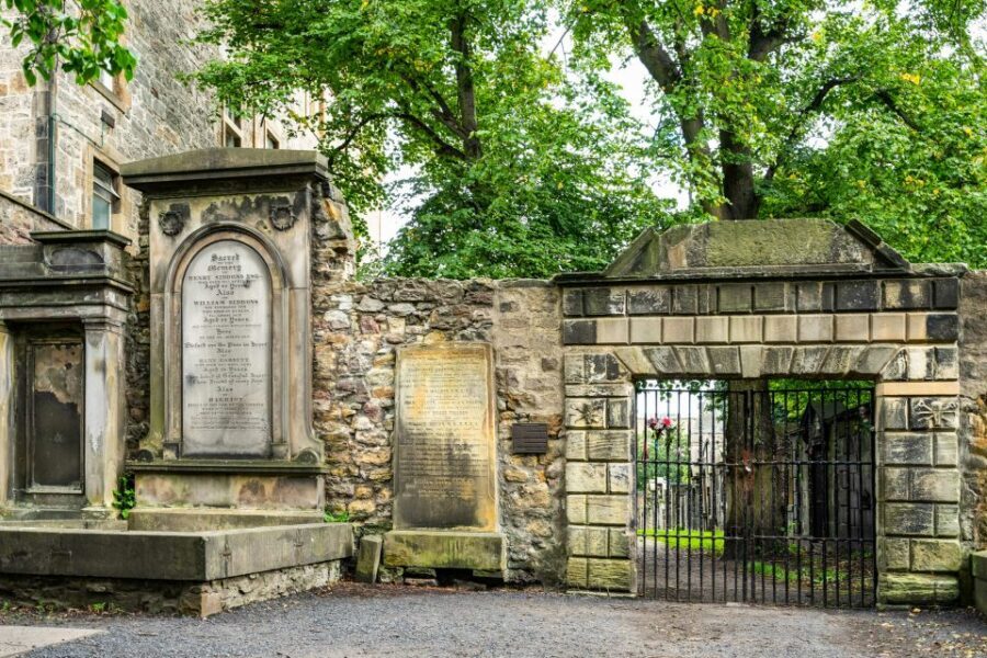 Edinburgh: Haunted Underground Vaults and Graveyard Tour - Key things that make this tour work