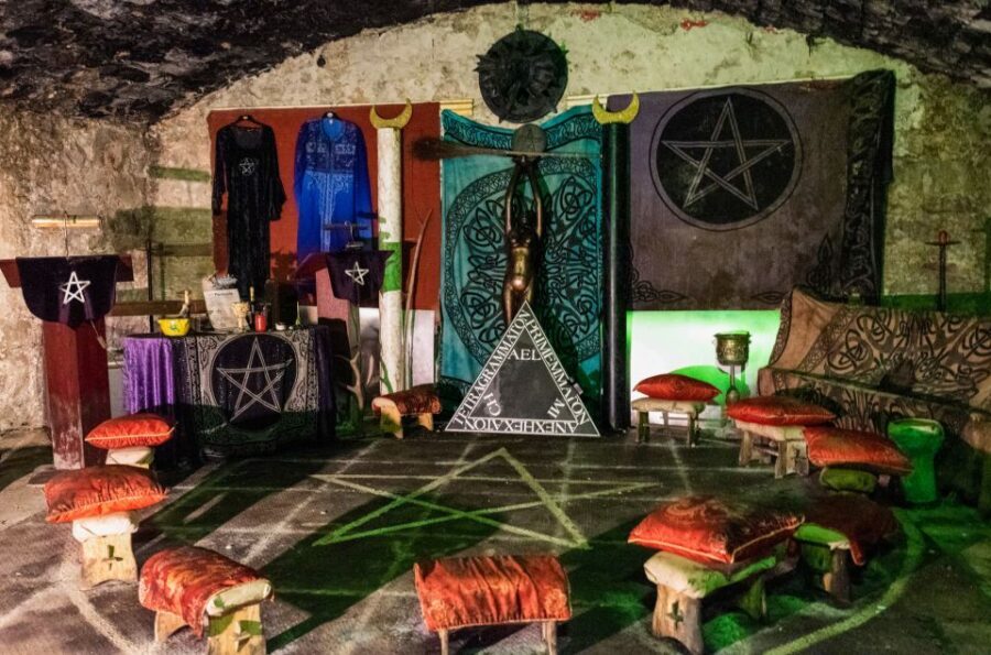 Edinburgh: Haunted Underground Vaults and Graveyard Tour - Where you meet: 300 Lawnmarket, right by the street landmarks