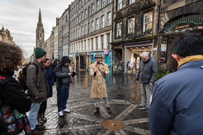 Edinburgh Historical Gems Tour with Whisky & Local Flavours - Canongate: closes, corners, and the kind of detail you miss alone