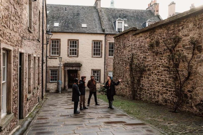 Edinburgh: Immersive Old Town Historical Walking Tour - The Old Town walk: wynds, closes, courtyards, and the feeling of lived-in history