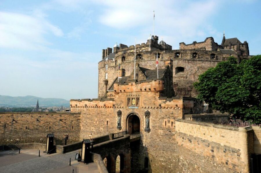 Edinburgh: Immersive Old Town Historical Walking Tour - Meet the guide styles: what you can look for on the day