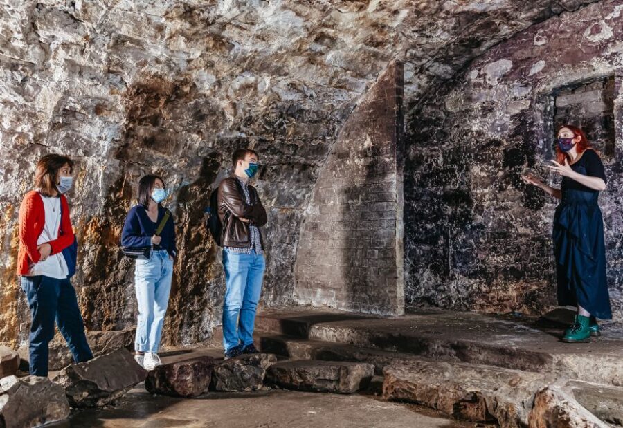 Edinburgh: Late-Night Underground Vaults Terror Tour - Finding the meeting point at 300 Lawnmarket (and not second-guessing it)
