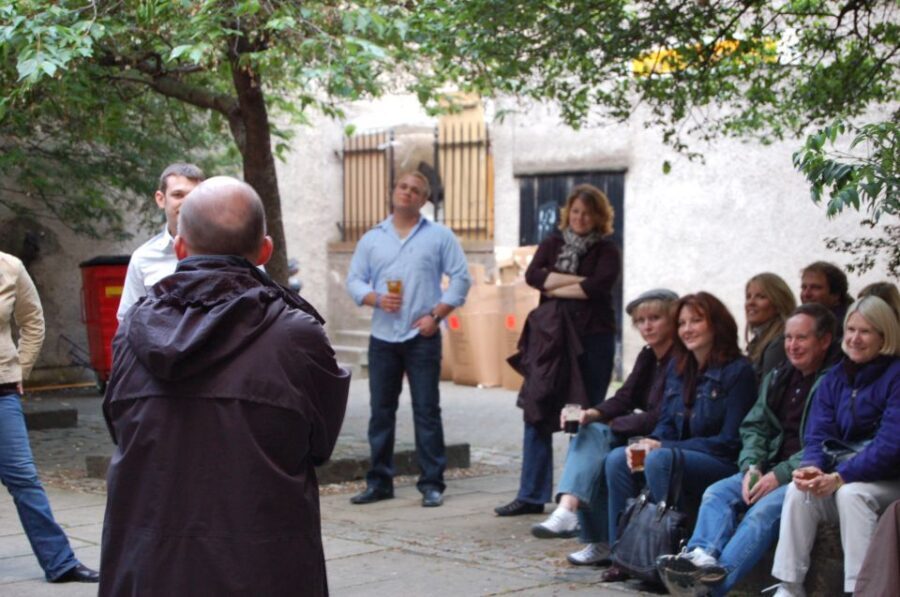 Edinburgh Literary Pub Tour with "Real-Actors" - Meeting at Grassmarket and starting with the right energy