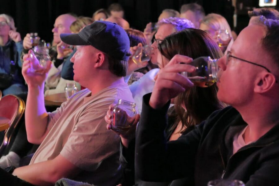 Edinburgh: Mountebank Comedy Whisky Tasting - Meeting Daniel and Brahan at The Waverley Bar