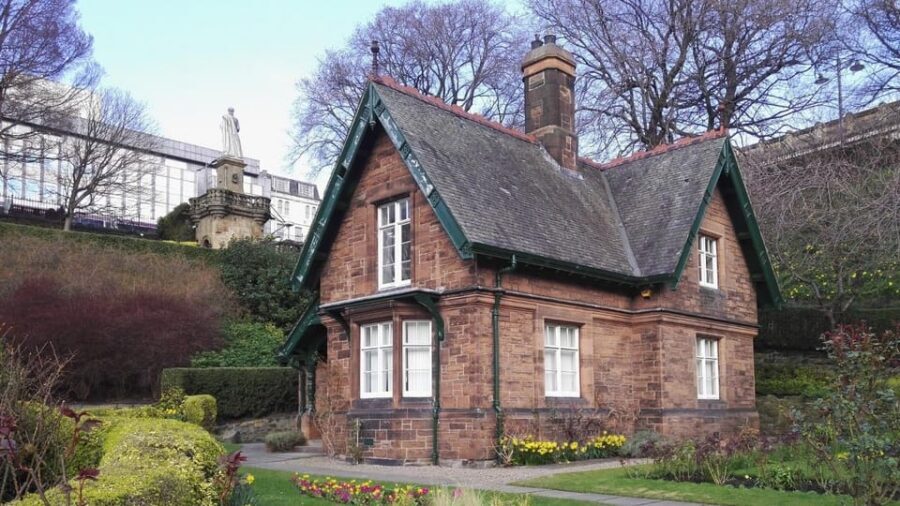 Edinburgh New Town: City Walking Tour & Exploration Game - Price and value: $37 for up to 5 people (this can be a bargain)