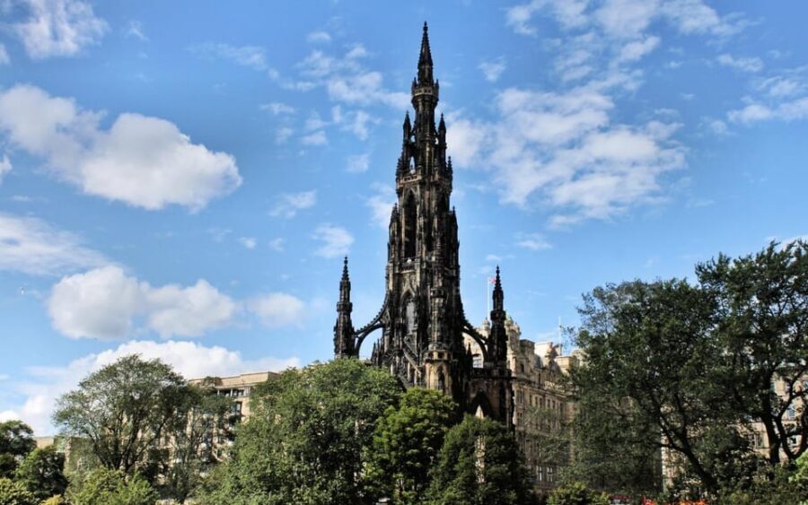 Edinburgh New Town: City Walking Tour & Exploration Game - Weather, pacing, and the best time to play