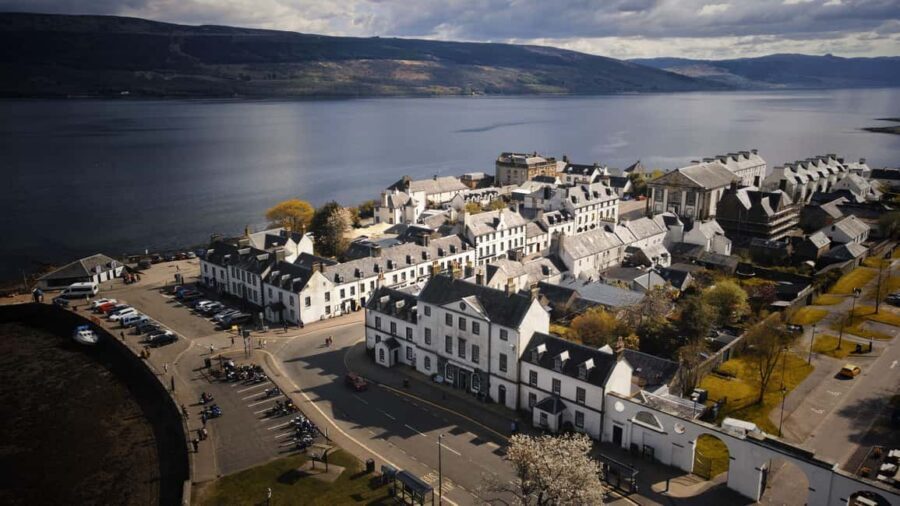 Edinburgh: Oban, Kilchurn Castle & Inveraray Tour in Spanish - Argyll Forest Park and the drive toward Balloch