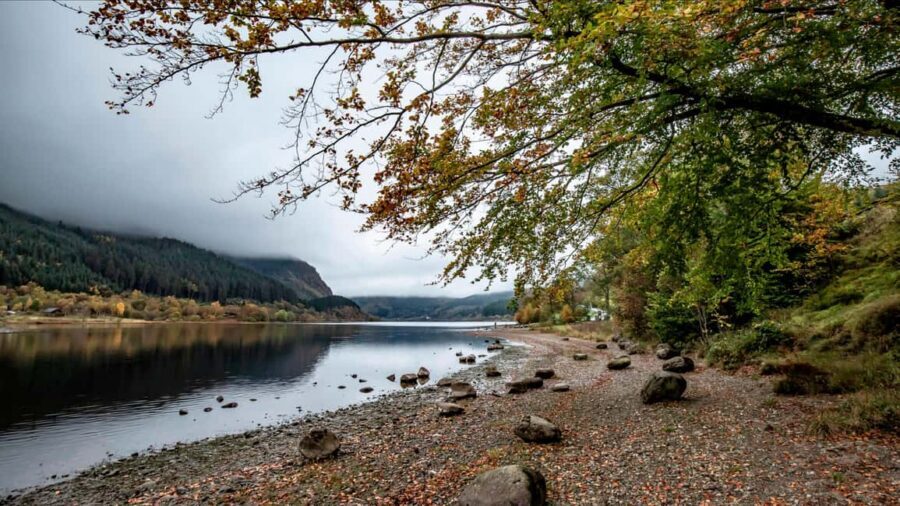 Edinburgh: Oban, Kilchurn Castle & Inveraray Tour in Spanish - Luss on Loch Lomond: a small stop with big reset value