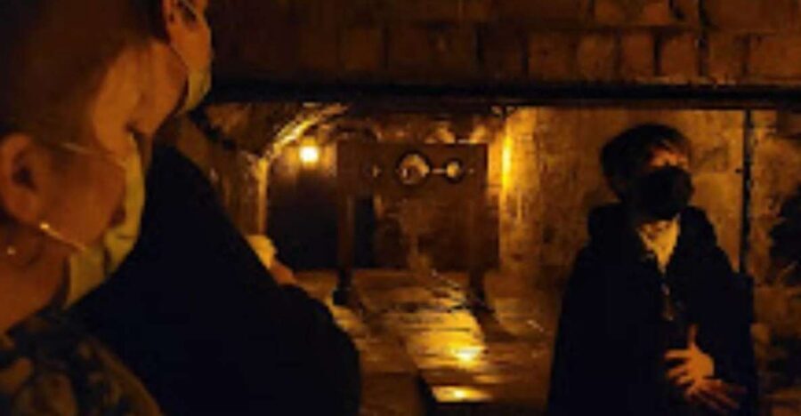 Edinburgh: Old Town and Underground Ghost Tour - South Bridge and the Vault Descent: Small Spaces, Real Atmosphere