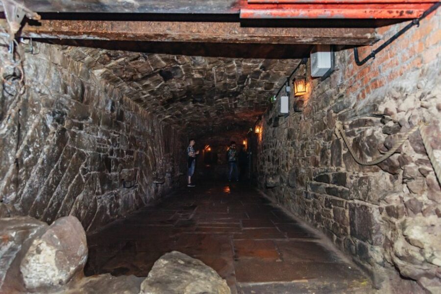 Edinburgh: Old Town and Underground Historical Tour - Where the tour starts on the Royal Mile (and why it helps)