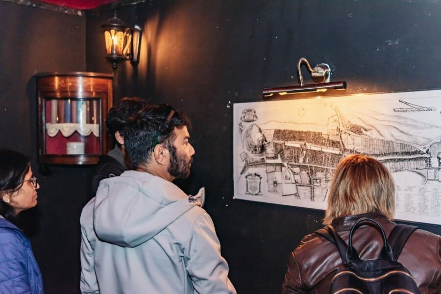 Edinburgh: Old Town and Underground Historical Tour - Dark history and literary clues: Jekyll and Hyde, Scrooge, and Burke and Hare