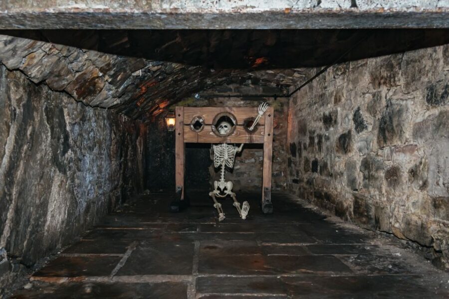Edinburgh: Old Town and Underground Historical Tour - Going underground: Edinburgh’s 400-year vaults and the eight-step entry