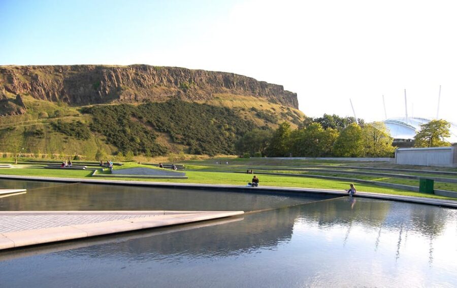 Edinburgh: Old Town Highlights Walking Tour - Passing Through Medieval Street Levels and Narrow Alleyways