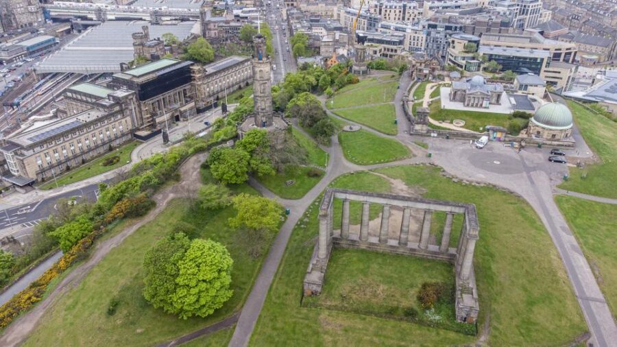 Edinburgh: Old Town History Walking Tour - Meeting at Advocates Close and spotting your guide