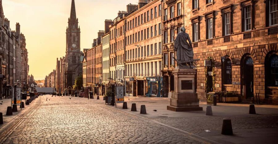 Edinburgh: Old Town Private Walking Tour with Historian - Getting oriented fast in Edinburgh’s closes and wynds