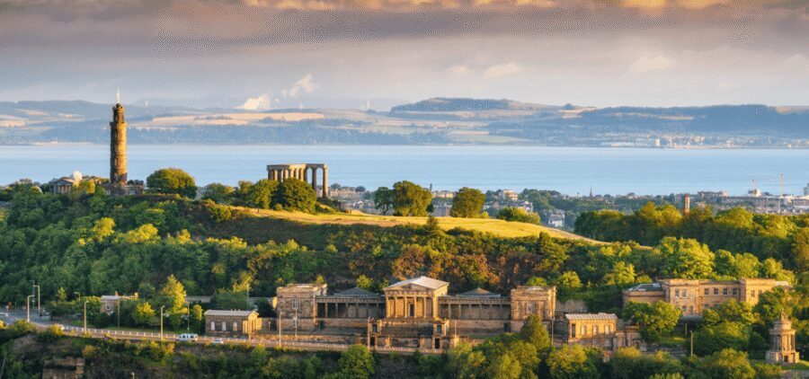 Edinburgh: Old Town Walking Tour with an APP - Why an app-led Old Town walk fits Edinburgh so well