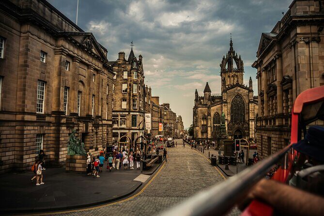 Edinburgh: Old Town's Highlights Walking Tour - The Guides: Humor That Helps the Facts Land