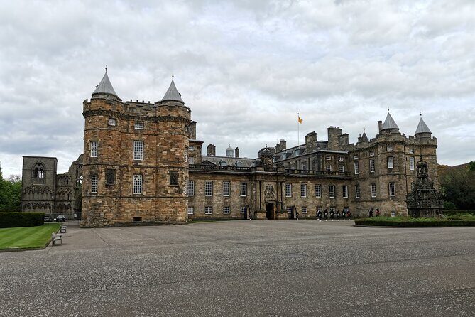 Edinburgh Outlander Self-Guided Private Tour - Canongate Kirk: Royal Worship Since the Glorious Revolution