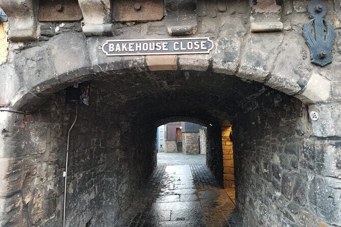 Edinburgh Outlander Self-Guided Private Tour - Bakehouse Close (Carfax Close): The One Alley Fans Will Hunt