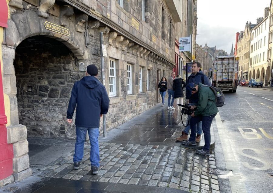Edinburgh: Outlander Series and Jacobites Walking Tour - Meeting at Advocates Close: the easiest way to start the right foot forward
