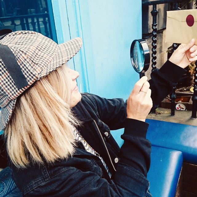 Edinburgh: Private Sherlock Holmes Adventure Tour Challenge - Starting at the Sherlock Holmes statue and getting your kit