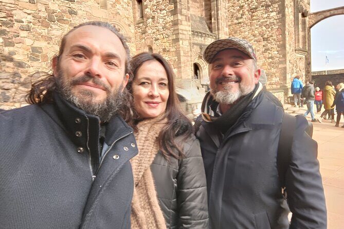 Edinburgh Private Walking Tour in Spanish - Victoria Street and Writers’ Square: photos, shops, and the pen story