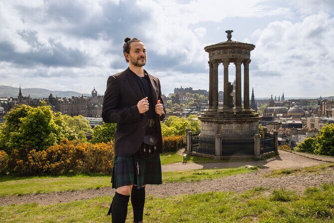 Edinburgh Private Walking Tour in Spanish - Old Town foundations: City Chambers, Mercat Cross, and Parliament Square