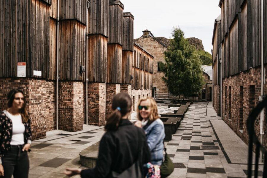 Edinburgh: Pubs and History Guided Walking Tour with Beer - A Clear 2-Hour Flow Through Old Town