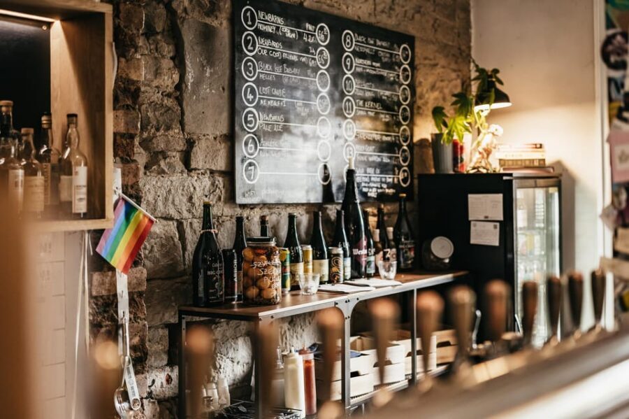 Edinburgh: Pubs and History Guided Walking Tour with Beer - Guides Make It: From Tilly to Wag to Ian