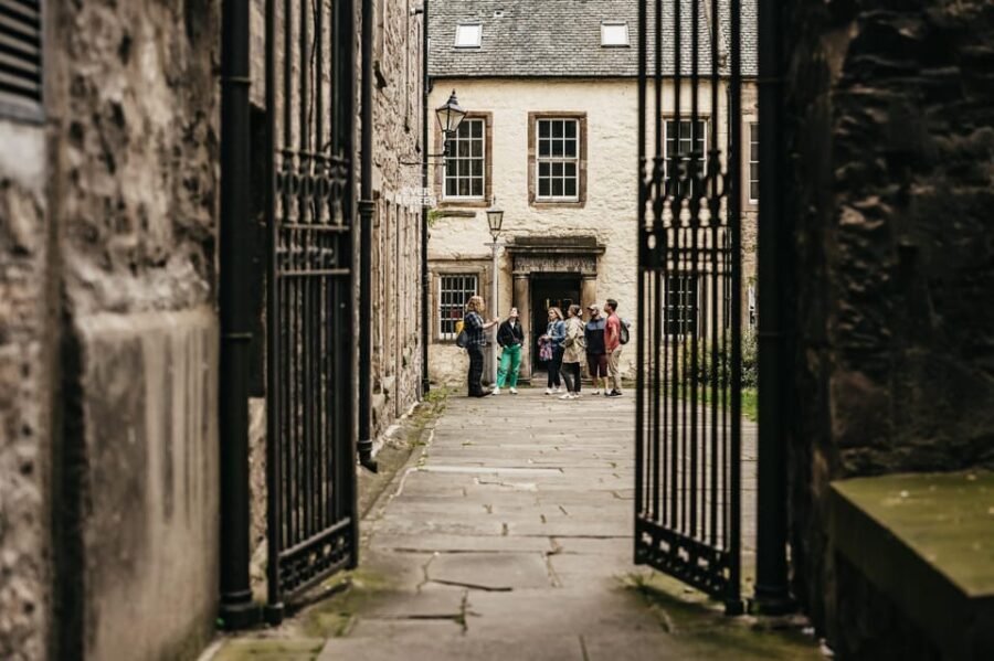 Edinburgh: Pubs and History Guided Walking Tour with Beer - Value for $62: Why the Price Can Make Sense