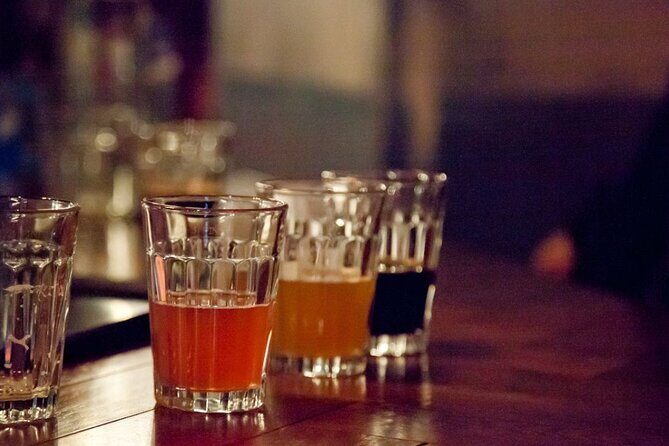 Edinburgh: Pubs & History Walking Tour with Beer Tasting - University of Edinburgh Stops and the Market Near the Castle