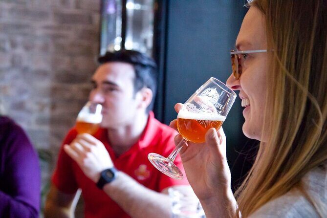 Edinburgh: Pubs & History Walking Tour with Beer Tasting - Old Town Photo-Stop Energy: The Perfect Warm-Up