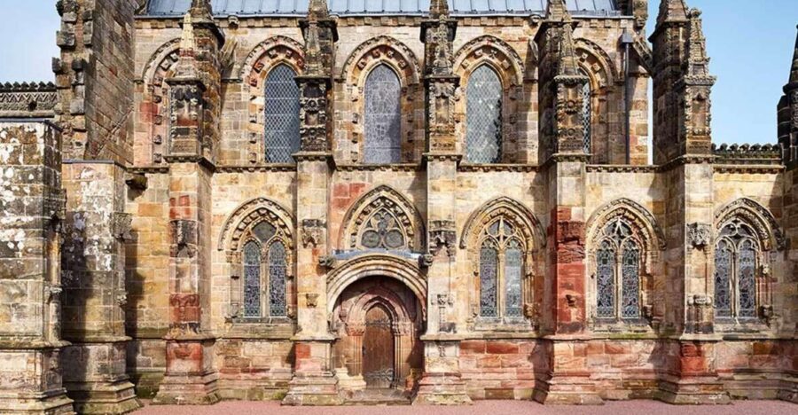 Edinburgh: Rosslyn Chapel and Hadrian's Wall Tour in Spanish - Roslin Village first: castle ruins and Rosslyn’s 15th-century Gothic pull