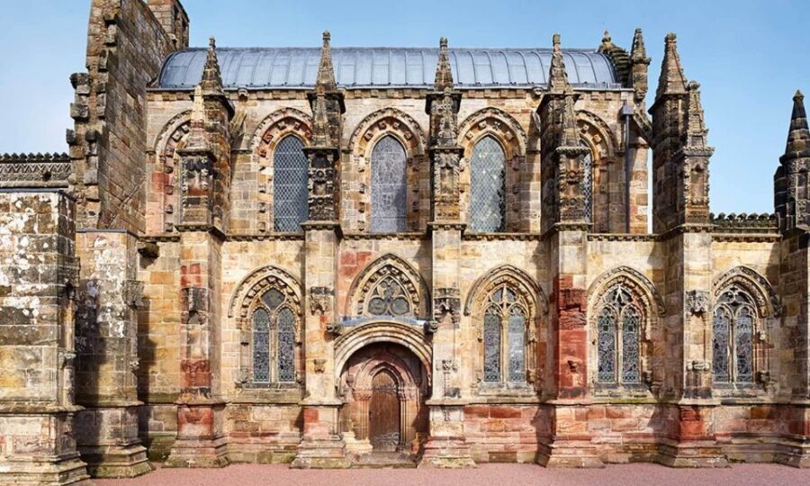 Edinburgh: Rosslyn Chapel and Hadrian's Wall Tour in Spanish - Crossing to Jedburgh and the border atmosphere