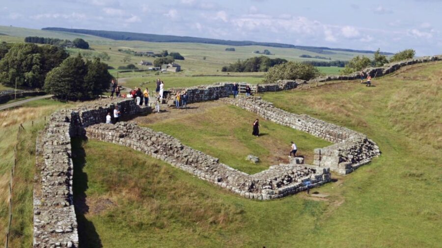 Edinburgh: Rosslyn Chapel and Hadrian's Wall Tour in Spanish - What to pack and how to get the best day out of it