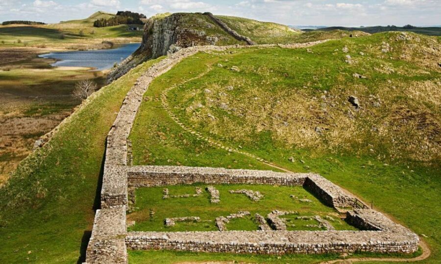Edinburgh: Rosslyn Chapel and Hadrian's Wall Tour in Spanish - Who should book this tour, and who should skip it