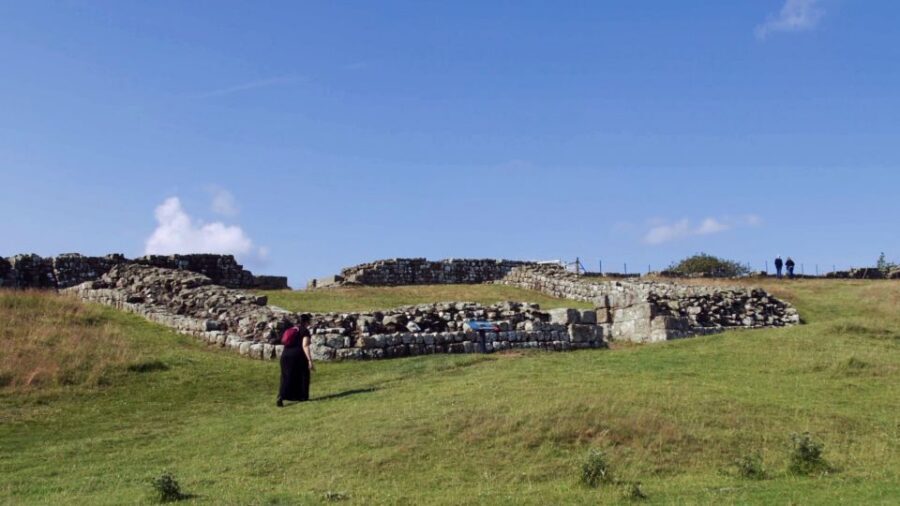 Edinburgh: Rosslyn Chapel and Hadrian's Wall Tour in Spanish - Rosslyn Chapel myths: how the Masonic and Templar angle is handled
