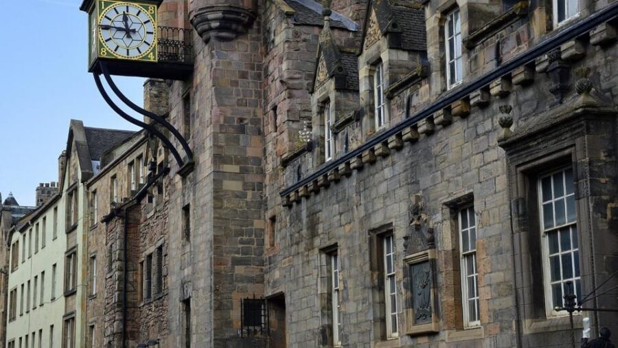 Edinburgh: Royal Mile Walking Tour & Exploration Game - What you’ll actually see: landmarks, side surprises, and story moments