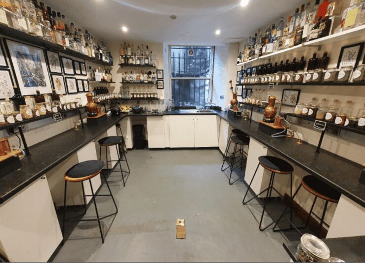 Edinburgh: Rum Distillation Workshop with Rum Tasting - The welcome rum + mixer and the host-led setup