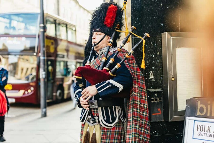 Edinburgh: Scottish Dinner and Folk Music Experience - Where the Night Starts: Biblos, South Bridge, and a Piper at the Door