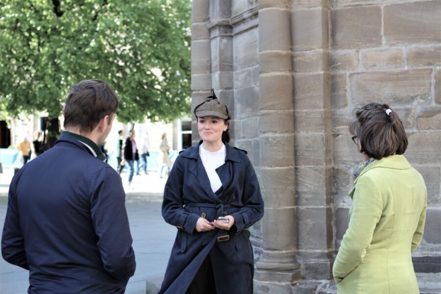 Edinburgh: Sherlock Holmes Private Walking Tour - Finding the start point: green police station + unicorn pillars