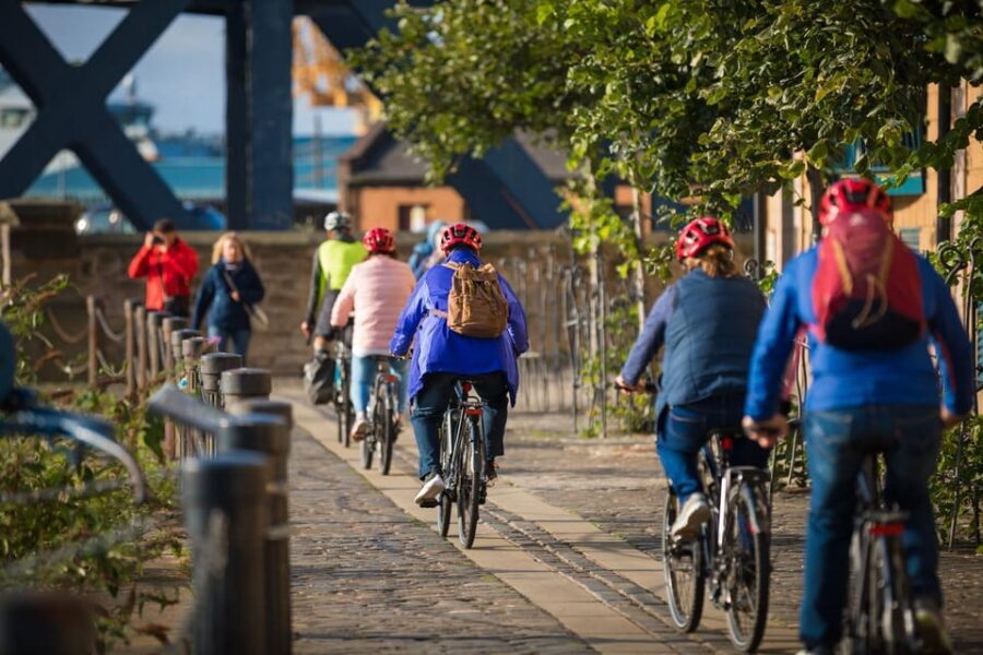 Edinburgh: Sightseeing Bike Tour - Guides, stories, and the beach break that actually feels like a payoff