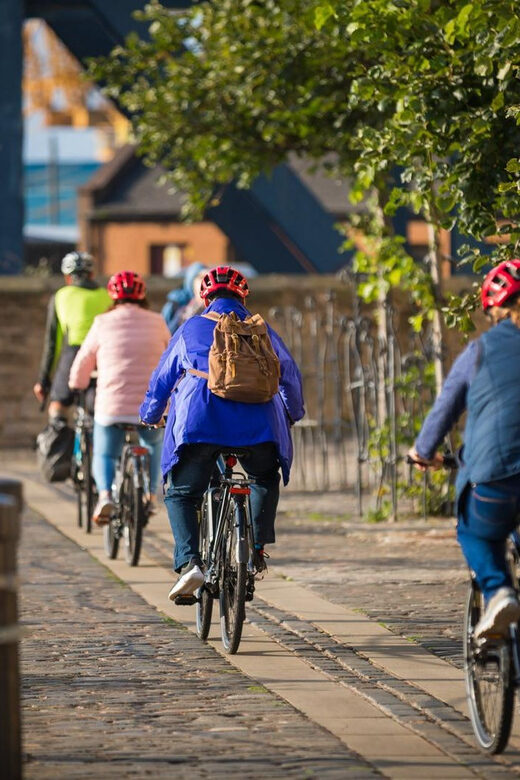 Edinburgh: Sightseeing Bike Tour - From Princes Street toward Leith and Portobello in one loop